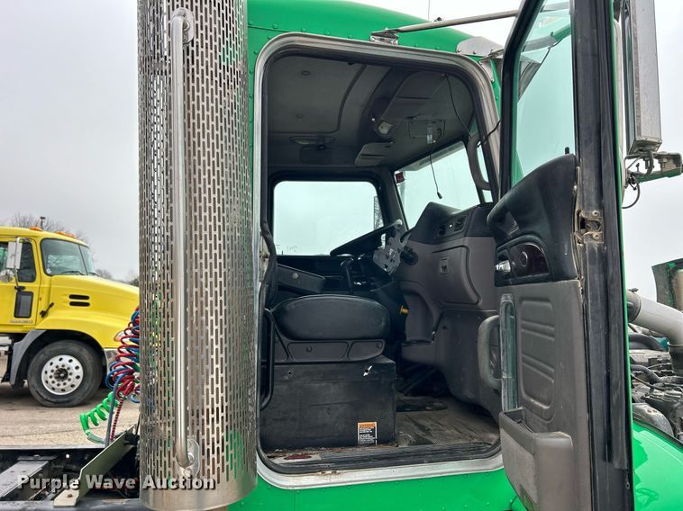 image for item DS0788 2013 Peterbilt  384 semi truck