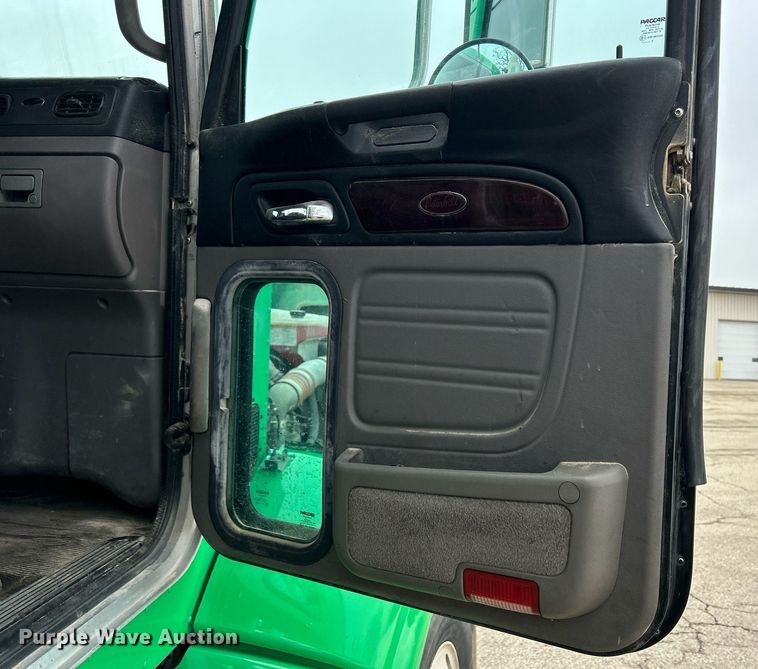 image for item DS0788 2013 Peterbilt  384 semi truck