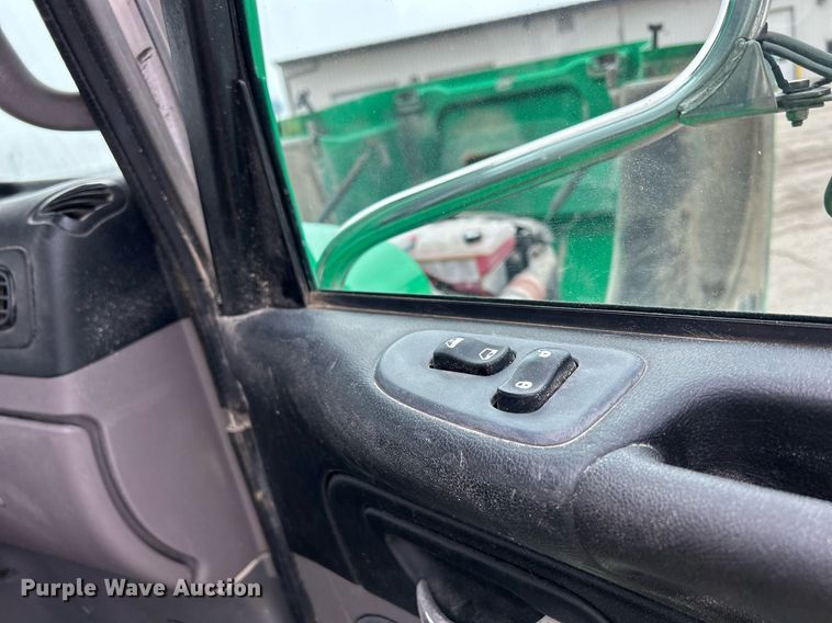 image for item DS0788 2013 Peterbilt  384 semi truck