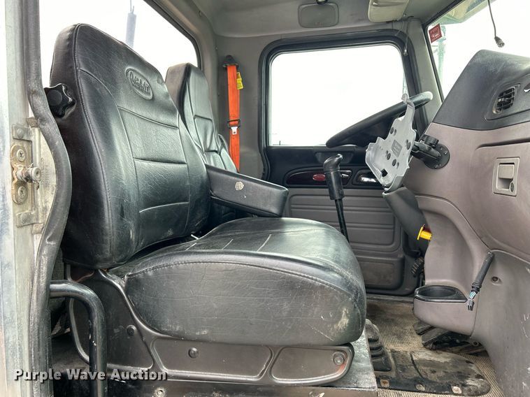 image for item DS0788 2013 Peterbilt  384 semi truck