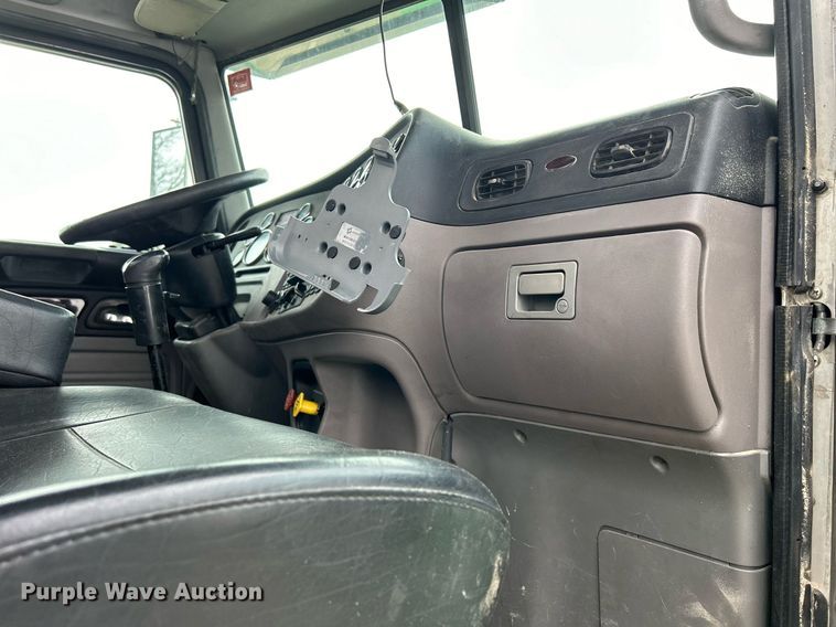 image for item DS0788 2013 Peterbilt  384 semi truck