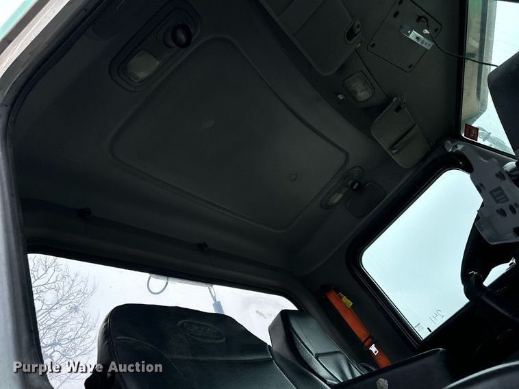 image for item DS0788 2013 Peterbilt  384 semi truck