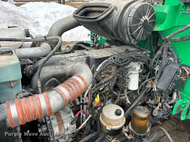 image for item DS0788 2013 Peterbilt  384 semi truck