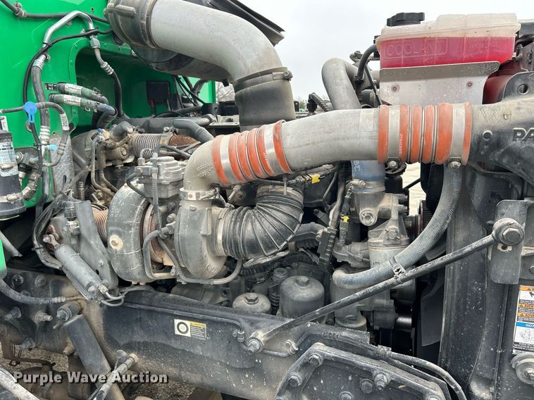 image for item DS0788 2013 Peterbilt  384 semi truck