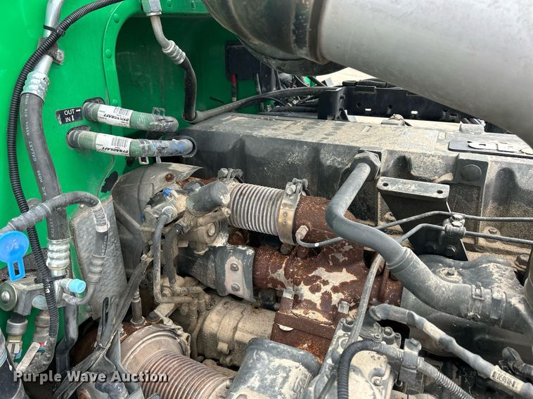 image for item DS0788 2013 Peterbilt  384 semi truck