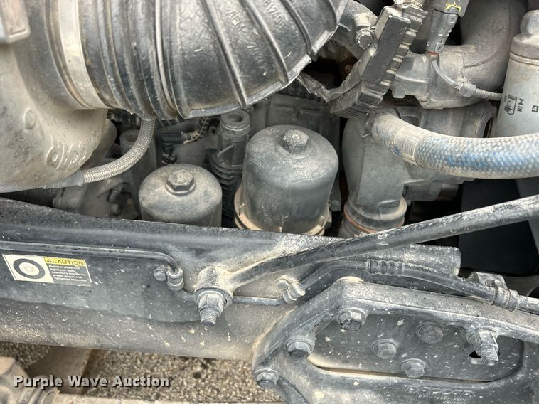 image for item DS0788 2013 Peterbilt  384 semi truck