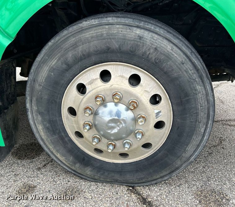 image for item DS0788 2013 Peterbilt  384 semi truck