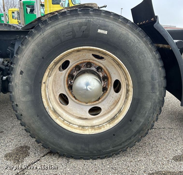 image for item DS0788 2013 Peterbilt  384 semi truck