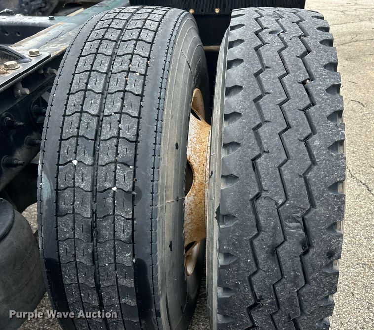 image for item DS0788 2013 Peterbilt  384 semi truck