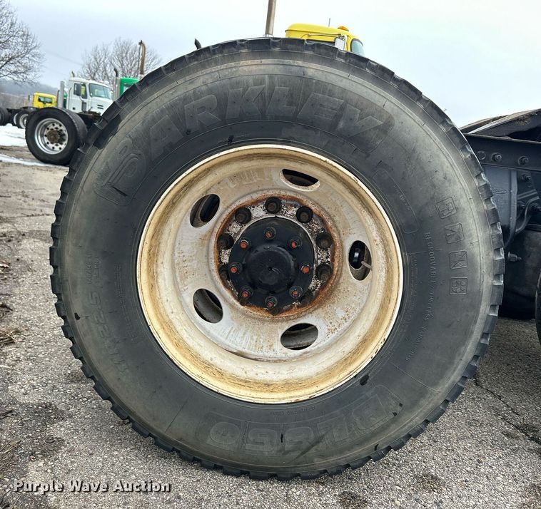 image for item DS0788 2013 Peterbilt  384 semi truck