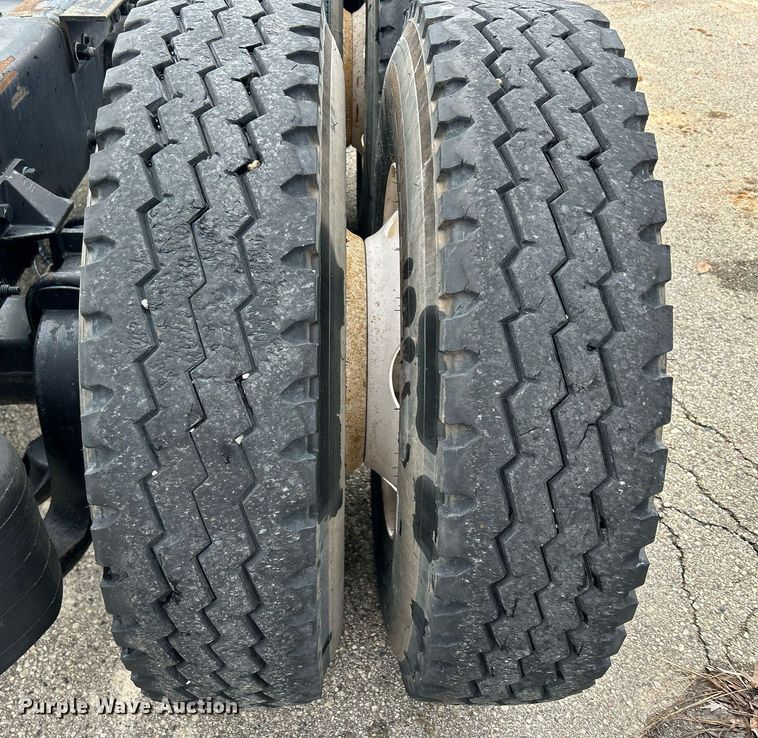 image for item DS0788 2013 Peterbilt  384 semi truck