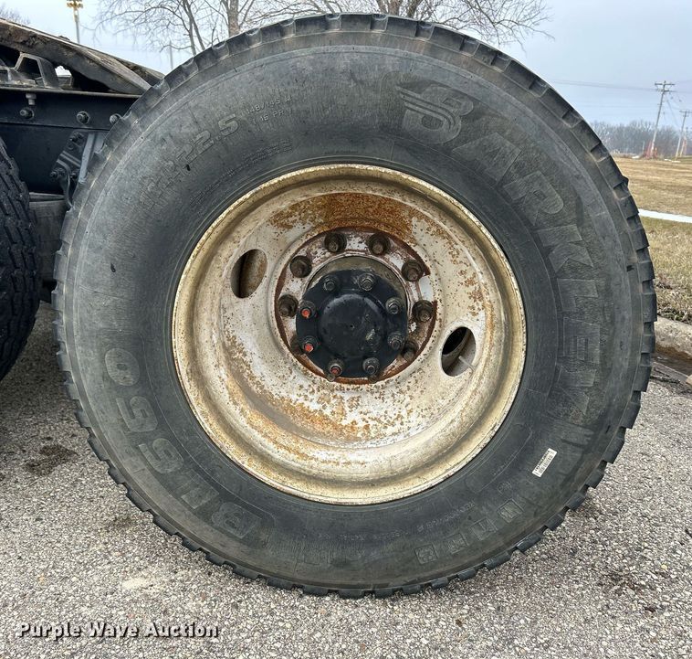 image for item DS0788 2013 Peterbilt  384 semi truck