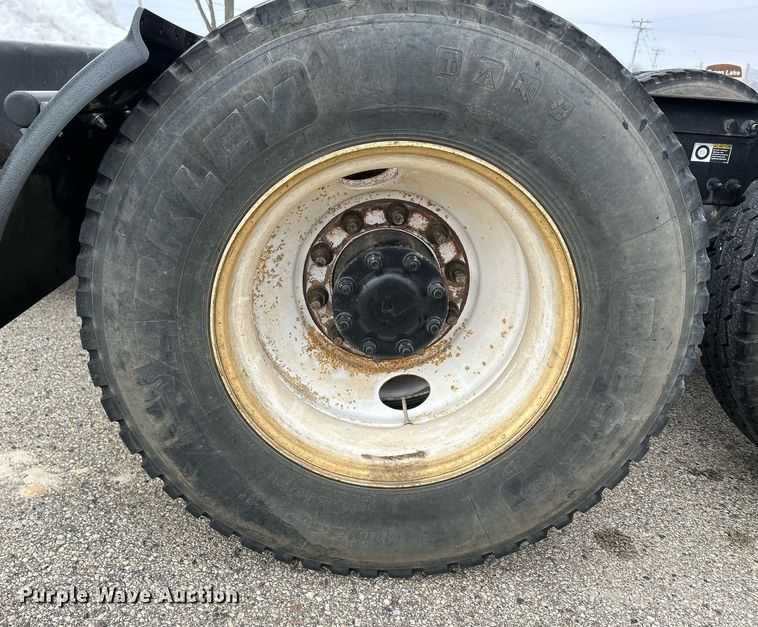 image for item DS0788 2013 Peterbilt  384 semi truck