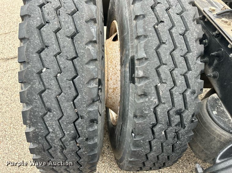 image for item DS0788 2013 Peterbilt  384 semi truck