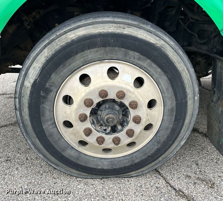 image for item DS0788 2013 Peterbilt  384 semi truck