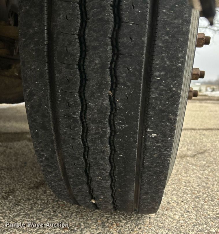 image for item DS0788 2013 Peterbilt  384 semi truck