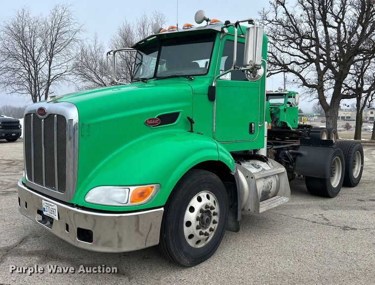 image for item DS0789 2012 Peterbilt  384 semi truck