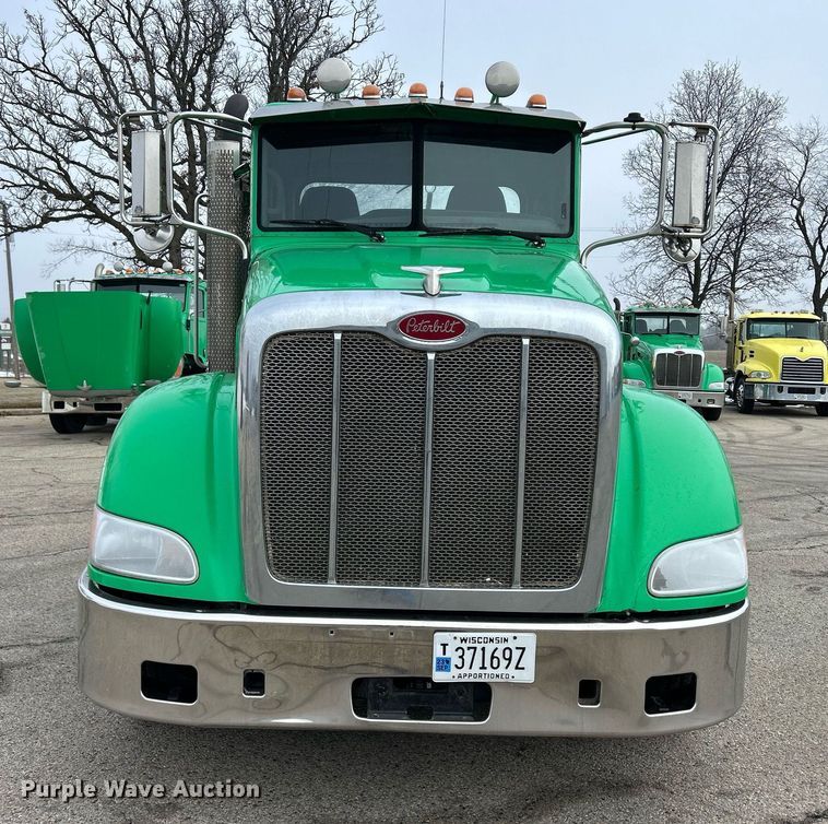 image for item DS0789 2012 Peterbilt  384 semi truck