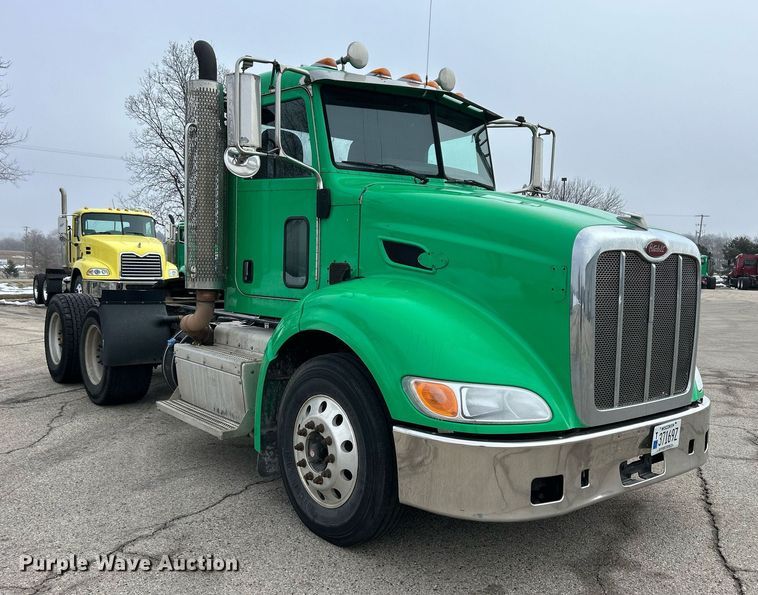 image for item DS0789 2012 Peterbilt  384 semi truck