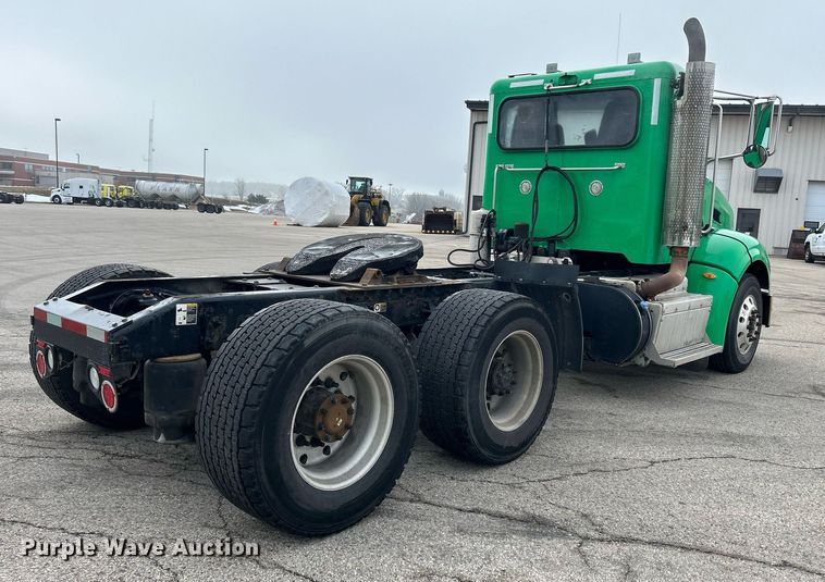 image for item DS0789 2012 Peterbilt  384 semi truck