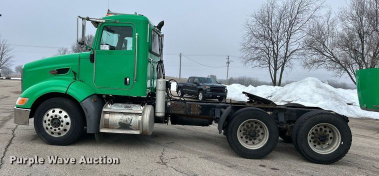 image for item DS0789 2012 Peterbilt  384 semi truck