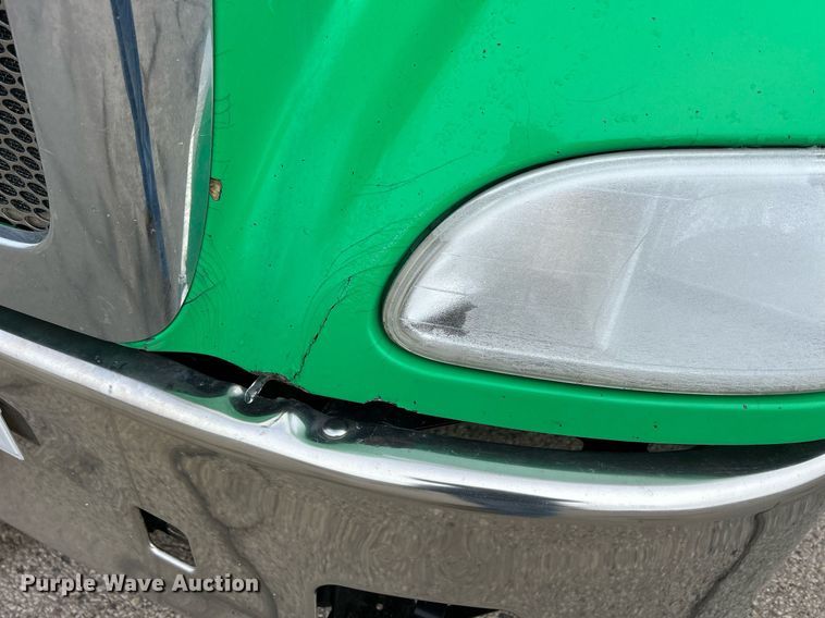 image for item DS0789 2012 Peterbilt  384 semi truck