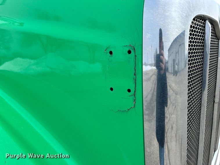 image for item DS0789 2012 Peterbilt  384 semi truck