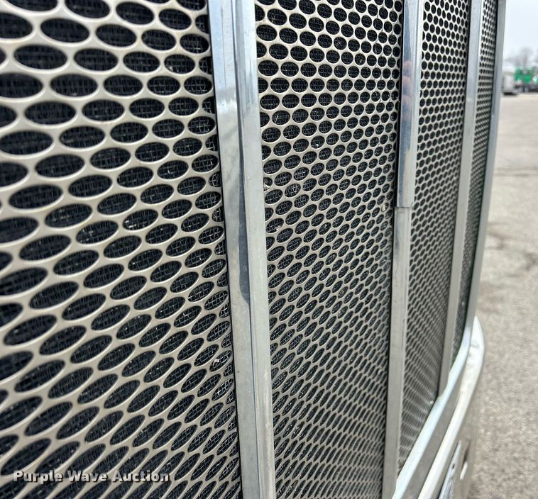 image for item DS0789 2012 Peterbilt  384 semi truck