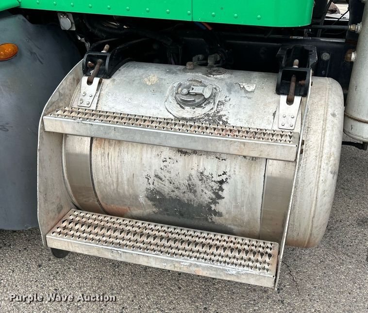 image for item DS0789 2012 Peterbilt  384 semi truck