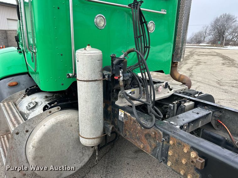 image for item DS0789 2012 Peterbilt  384 semi truck