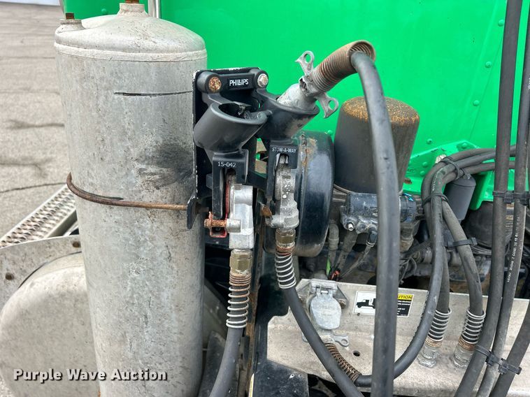 image for item DS0789 2012 Peterbilt  384 semi truck