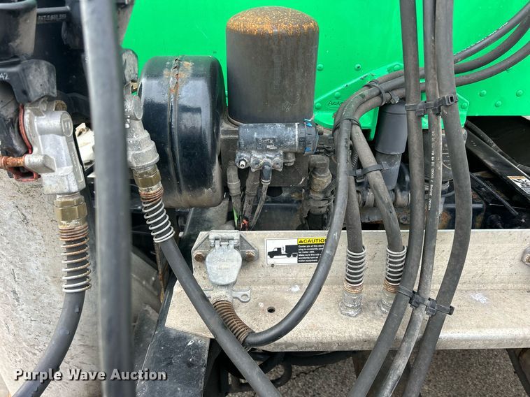 image for item DS0789 2012 Peterbilt  384 semi truck