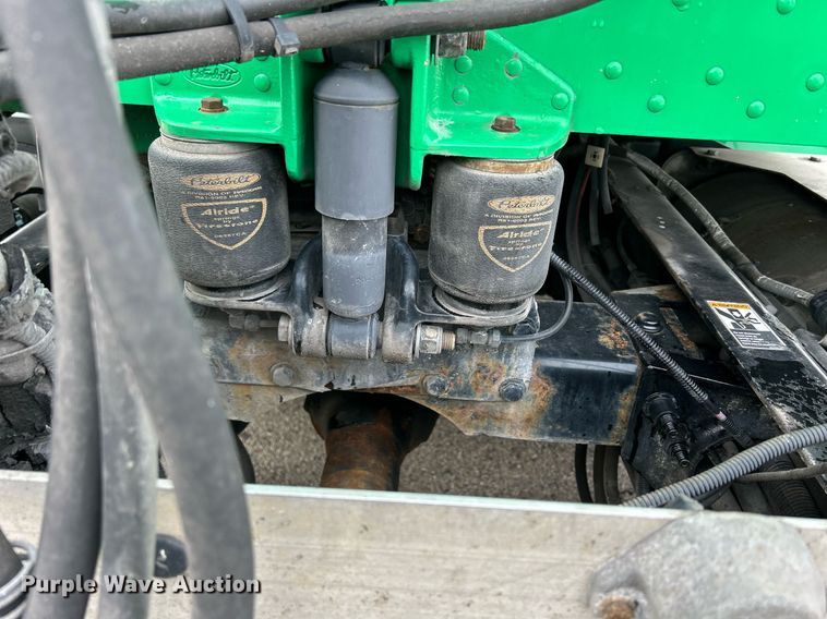 image for item DS0789 2012 Peterbilt  384 semi truck