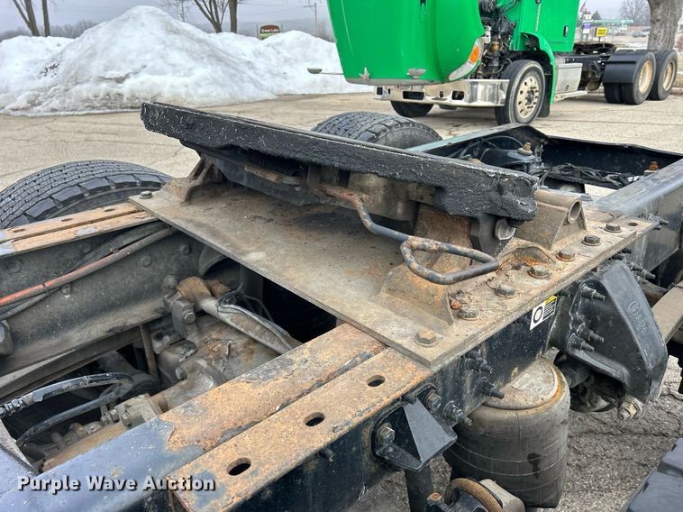 image for item DS0789 2012 Peterbilt  384 semi truck