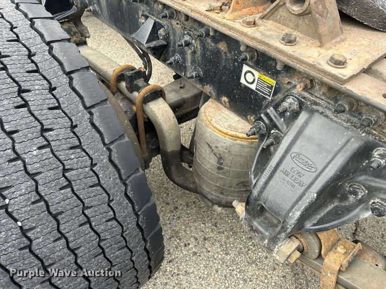 image for item DS0789 2012 Peterbilt  384 semi truck