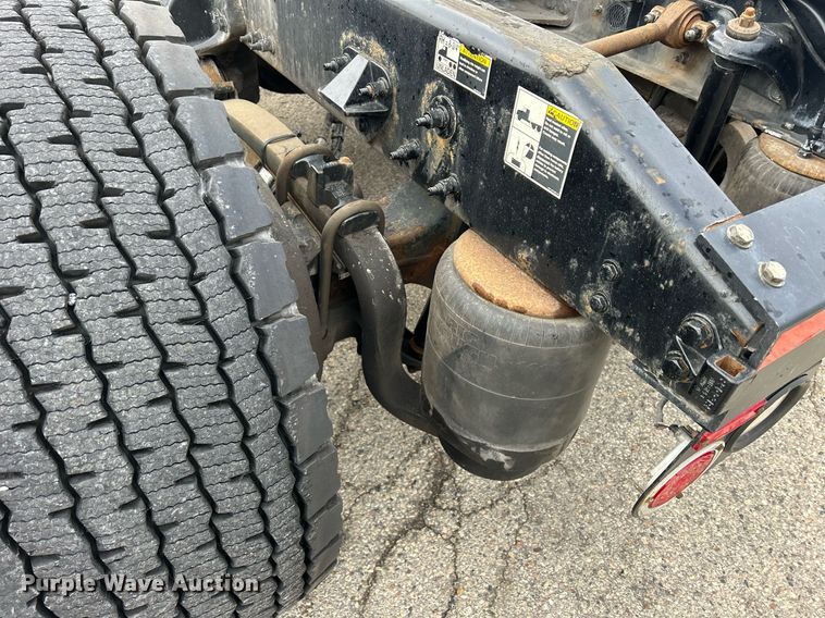 image for item DS0789 2012 Peterbilt  384 semi truck