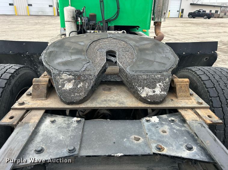 image for item DS0789 2012 Peterbilt  384 semi truck