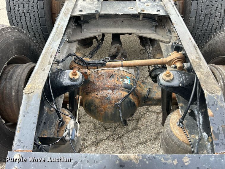 image for item DS0789 2012 Peterbilt  384 semi truck