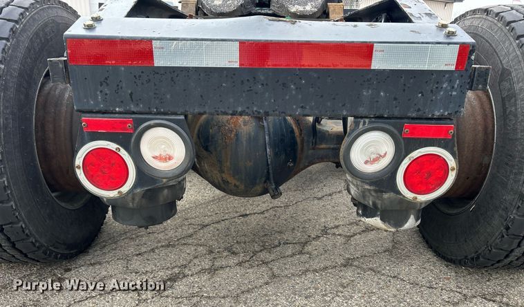 image for item DS0789 2012 Peterbilt  384 semi truck