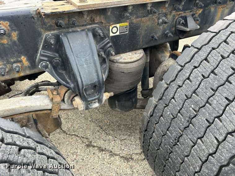 image for item DS0789 2012 Peterbilt  384 semi truck