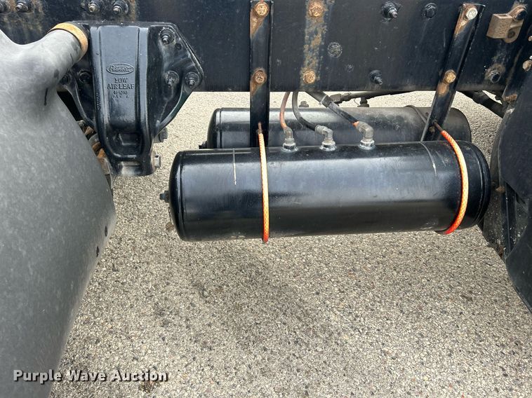 image for item DS0789 2012 Peterbilt  384 semi truck