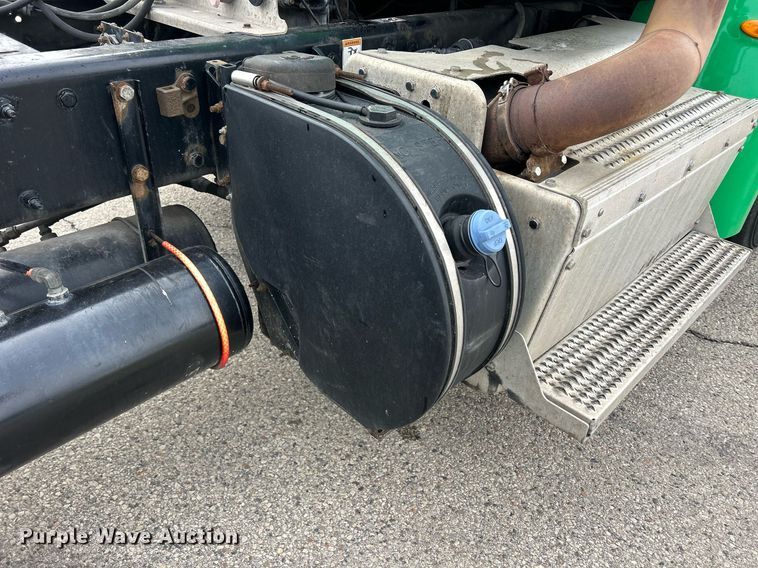 image for item DS0789 2012 Peterbilt  384 semi truck