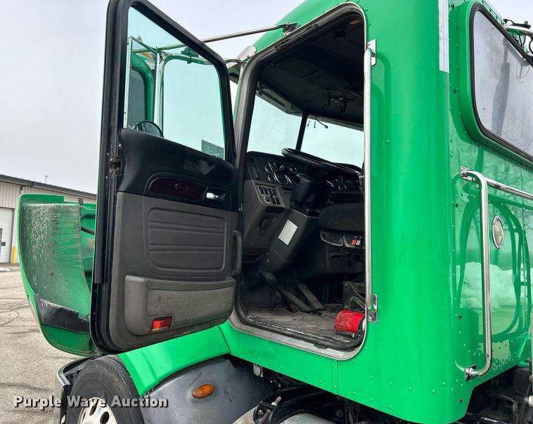 image for item DS0789 2012 Peterbilt  384 semi truck