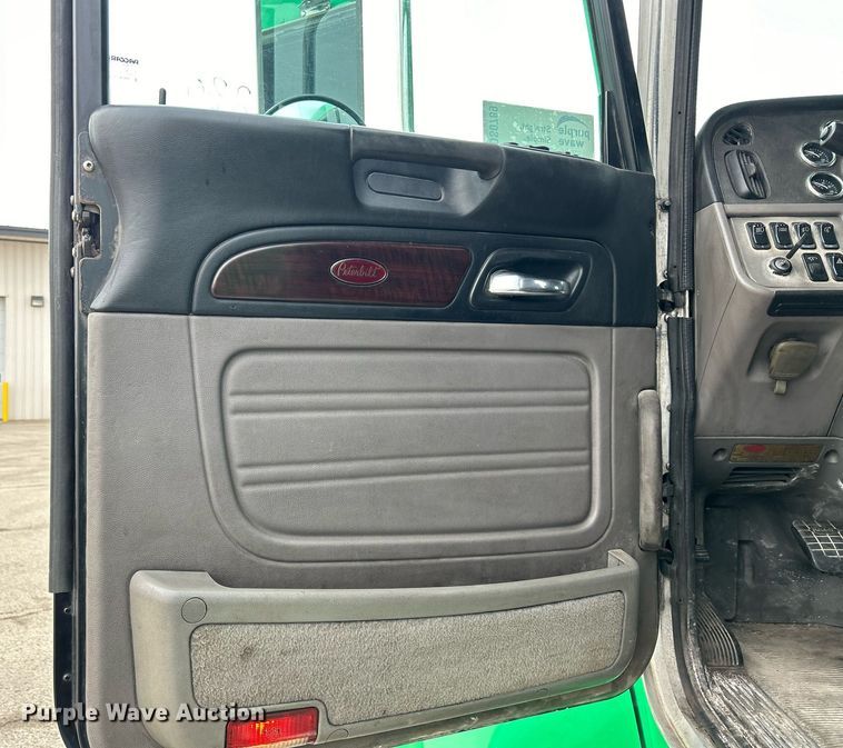 image for item DS0789 2012 Peterbilt  384 semi truck