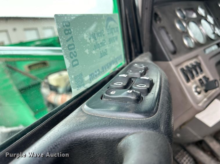 image for item DS0789 2012 Peterbilt  384 semi truck