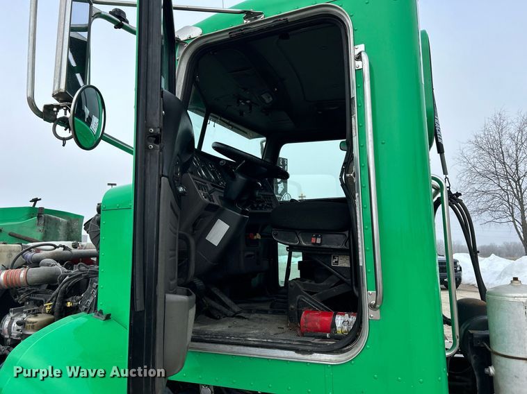 image for item DS0789 2012 Peterbilt  384 semi truck