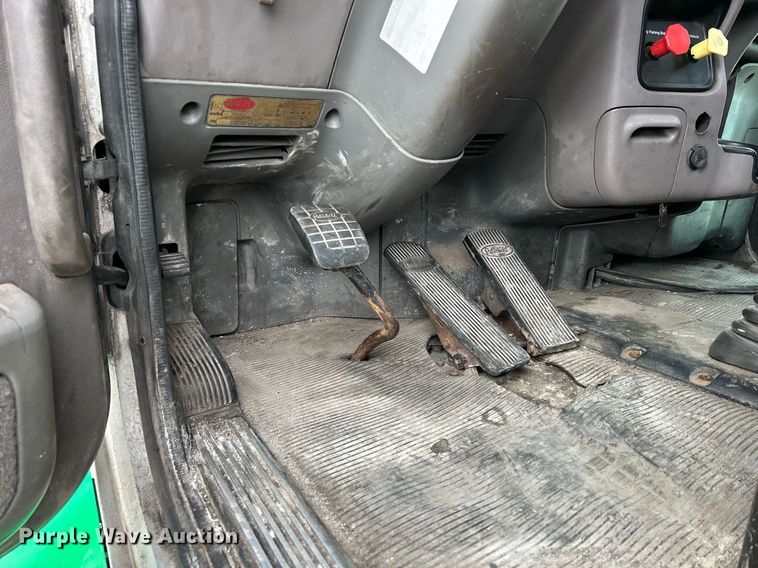 image for item DS0789 2012 Peterbilt  384 semi truck