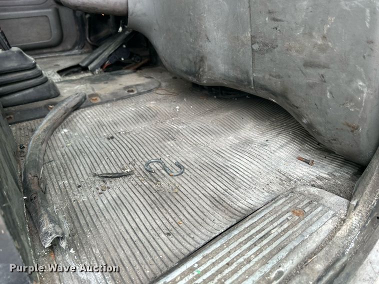 image for item DS0789 2012 Peterbilt  384 semi truck