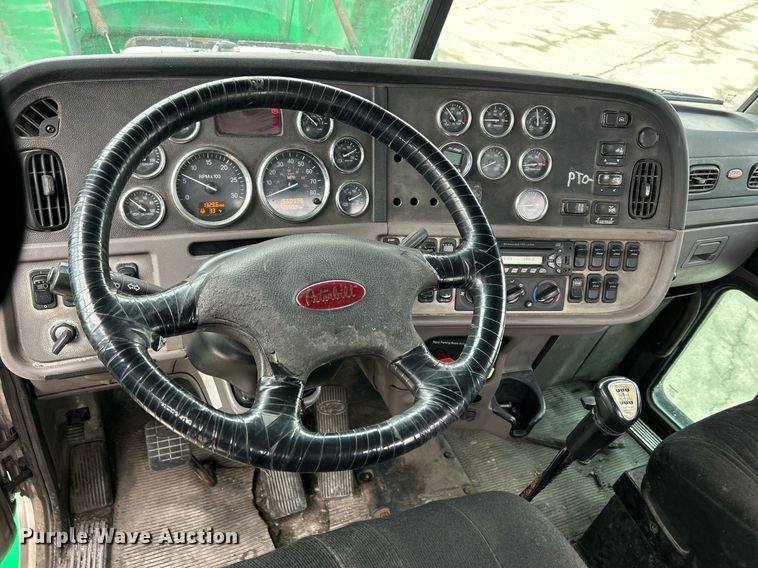 image for item DS0789 2012 Peterbilt  384 semi truck