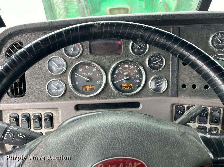 image for item DS0789 2012 Peterbilt  384 semi truck